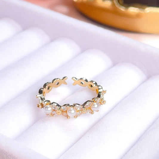Saria - dainty pearl ring